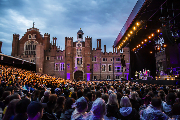 Photos: The Cast of SIX Performs at Hampton Court Palace Image