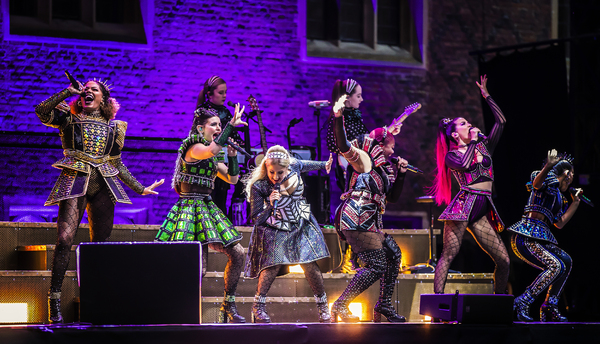 Photos: The Cast of SIX Performs at Hampton Court Palace Image