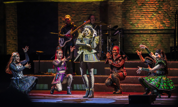 Photos: The Cast of SIX Performs at Hampton Court Palace Image