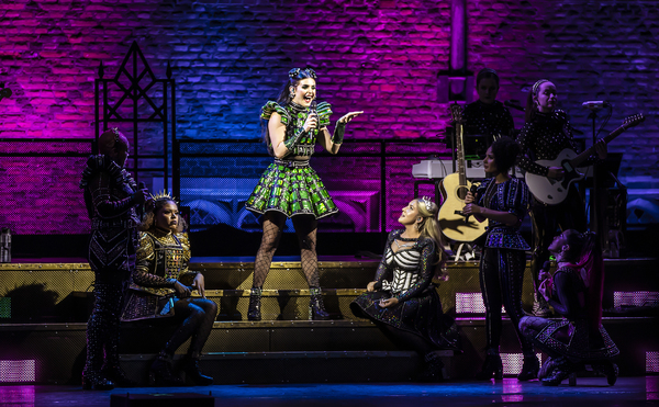 Photos: The Cast of SIX Performs at Hampton Court Palace Image