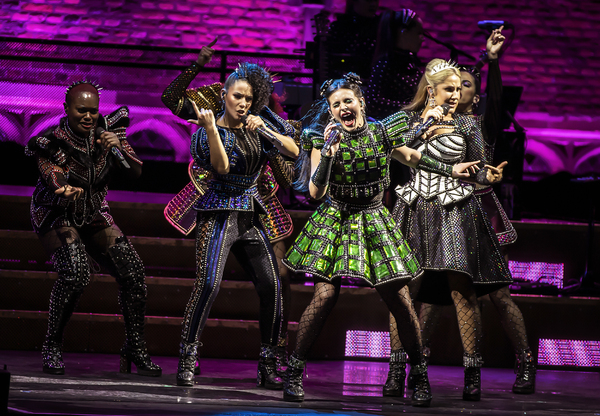 Photos: The Cast of SIX Performs at Hampton Court Palace Image