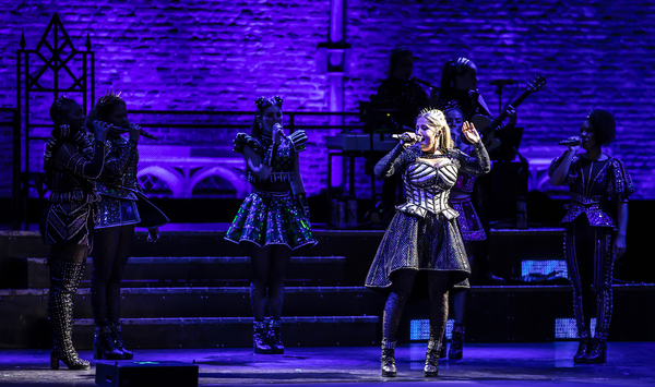 Photos: The Cast of SIX Performs at Hampton Court Palace Image