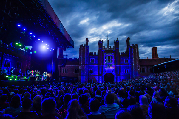 Photos: The Cast of SIX Performs at Hampton Court Palace Image