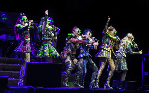 Photos: The Cast of SIX Performs at Hampton Court Palace Image