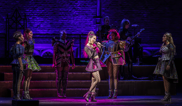 Photos: The Cast of SIX Performs at Hampton Court Palace Image