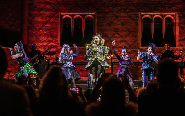 Photos: The Cast of SIX Performs at Hampton Court Palace Image
