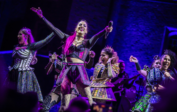 Photos: The Cast of SIX Performs at Hampton Court Palace Image