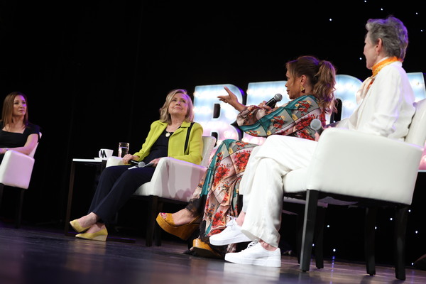 Photos: Hillary Clinton Joins LaChanze, Julie White, Donna Murphy, and Vanessa Williams at BroadwayCon 
