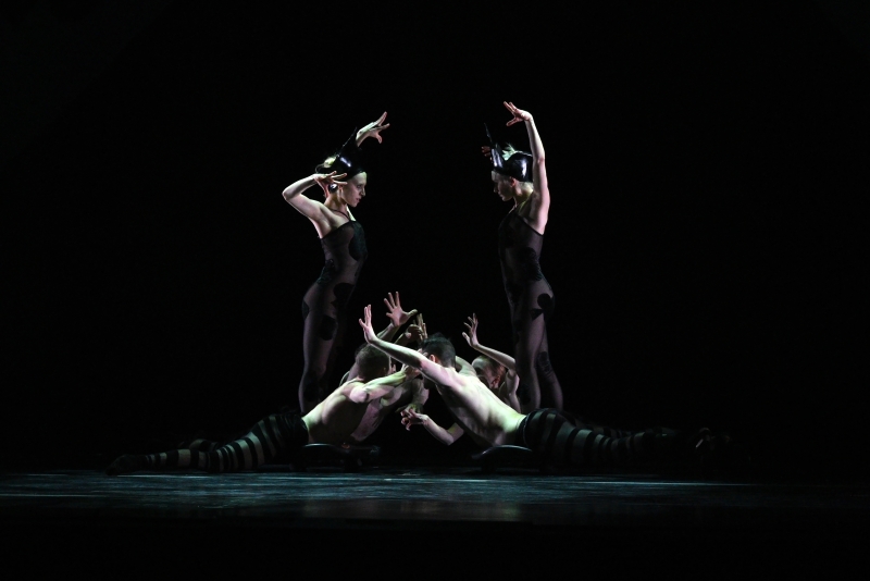 Review: MOMIX: ALICE at The Joyce Theater 