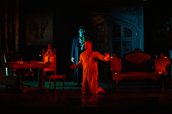 Photos: First Look At The Colonial's DRACULA Image