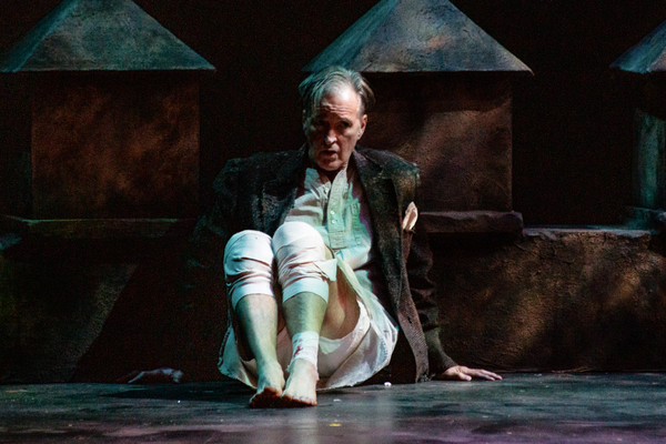 Photos: First Look At The Colonial's DRACULA Image