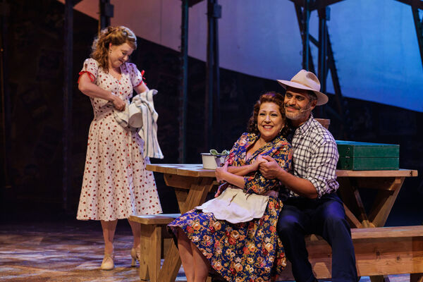 Anne Wechsler, Crissy Guerrero as Melissa Frake, and Martín Sola as Photo