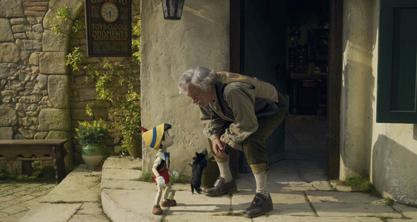 Pinocchio (voiced by Benjamin Evan Ainsworth), Figaro, and Tom Hanks as Geppetto in D Photo