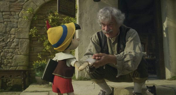 Pinocchio (voiced by Benjamin Evan Ainsworth), Tom Hanks as Geppetto, and Figaro in D Photo