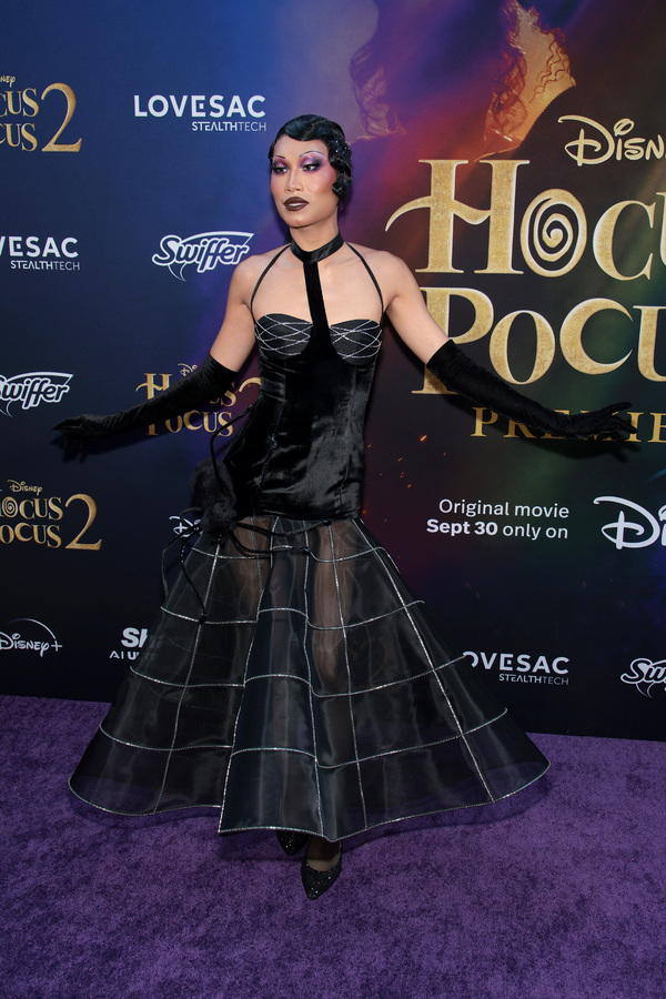 Photos: Bette Midler, Sarah Jessica Parker & the HOCUS POCUS 2 Cast Hit the Red Carpet 