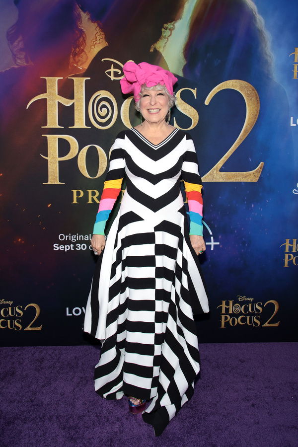 Photos: Bette Midler, Sarah Jessica Parker & the HOCUS POCUS 2 Cast Hit the Red Carpet 