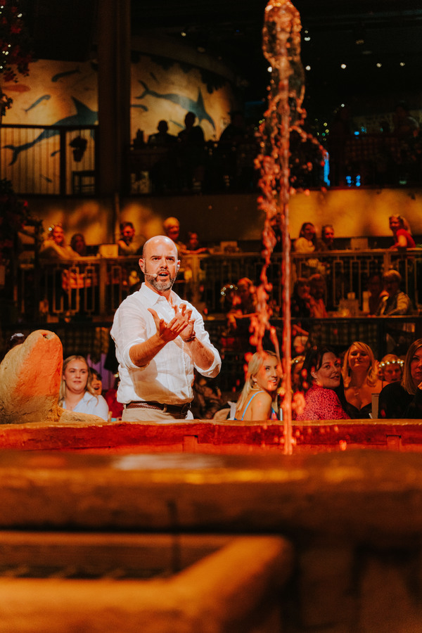 Photos: First Look at the New Cast of MAMMA MIA! THE PARTY Image