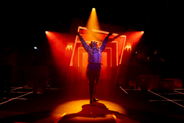 Photos: First Look at the UK Debut of STRANGER SINGS!  Image