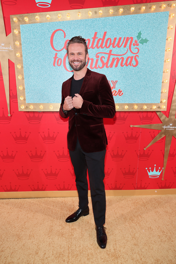 Photos: Kristin Chenoweth Gives Surprise Performance at Hallmark Channel's 'Countdown to Christmas' Image