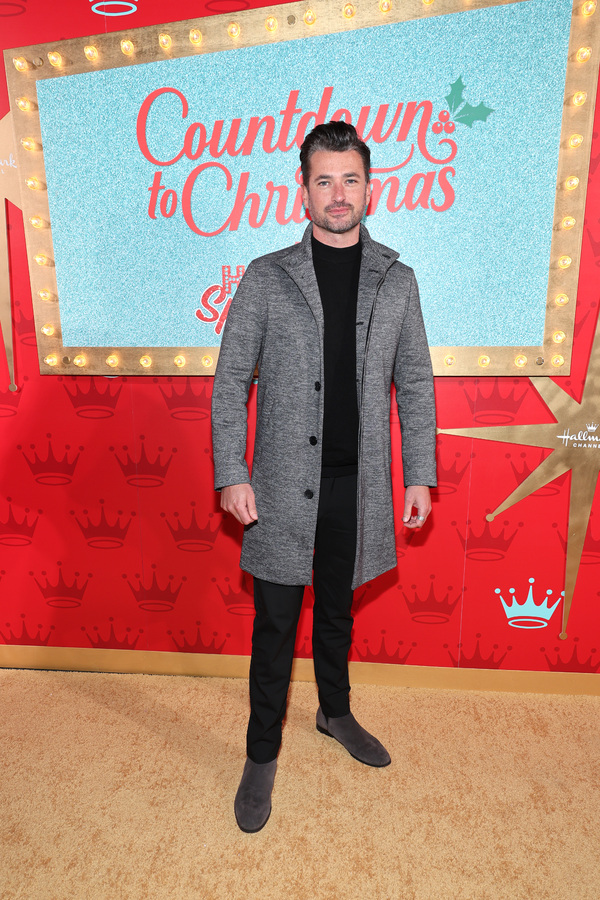 Photos: Kristin Chenoweth Gives Surprise Performance at Hallmark Channel's 'Countdown to Christmas' Image