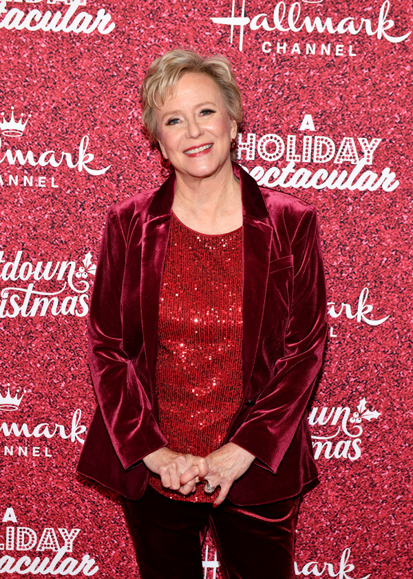 Photos: Kristin Chenoweth Gives Surprise Performance at Hallmark Channel's 'Countdown to Christmas' Image