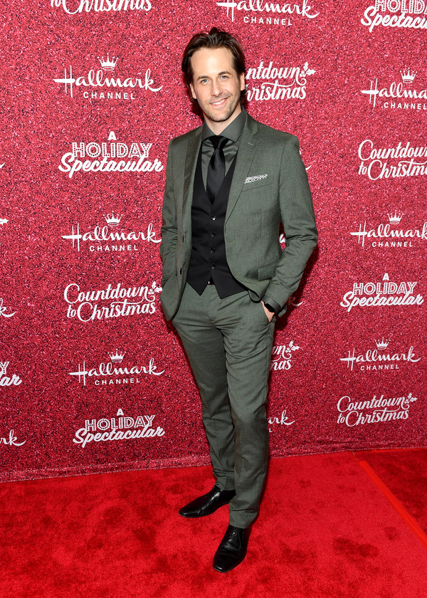 Photos: Kristin Chenoweth Gives Surprise Performance at Hallmark Channel's 'Countdown to Christmas' Image