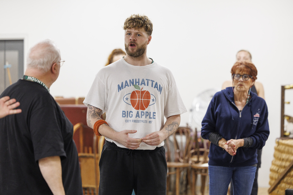 Photos: Inside Rehearsal For the UK Tour of WHITE CHRISTMAS Image