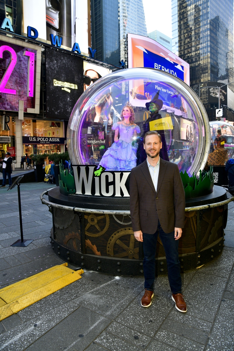Photos: The 2022 Show Globes Arrive in Times Square Image