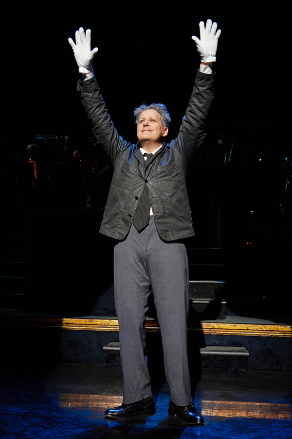 Photos: First Look at Isaac Mizrahi as 'Amos Hart' in CHICAGO Image