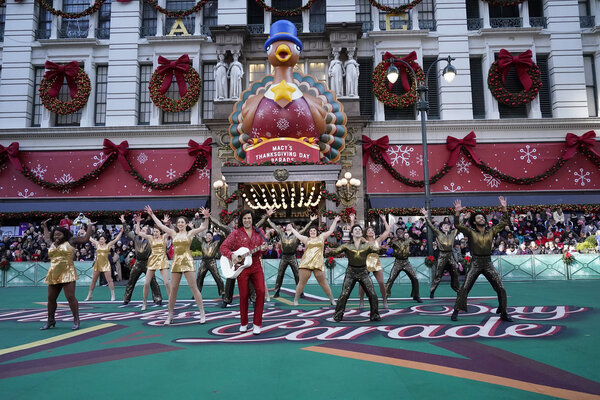 Photos: Broadway Comes to the Macy's Thanksgiving Day Parade Image