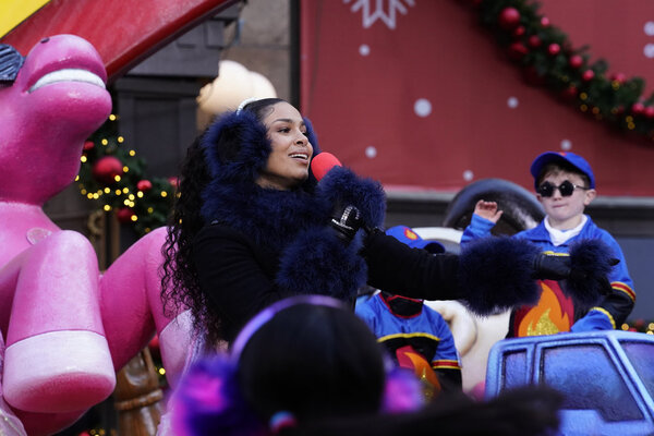 Photos: Broadway Comes to the Macy's Thanksgiving Day Parade Image