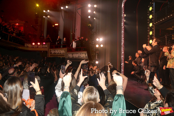 Neil Diamond, Will Swenson and The Cast of "A Beautiful Noise" Photo