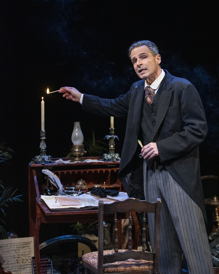 Review: A CHRISTMAS CAROL: A GHOST STORY OF CHRISTMAS at Olney Theatre Center Image