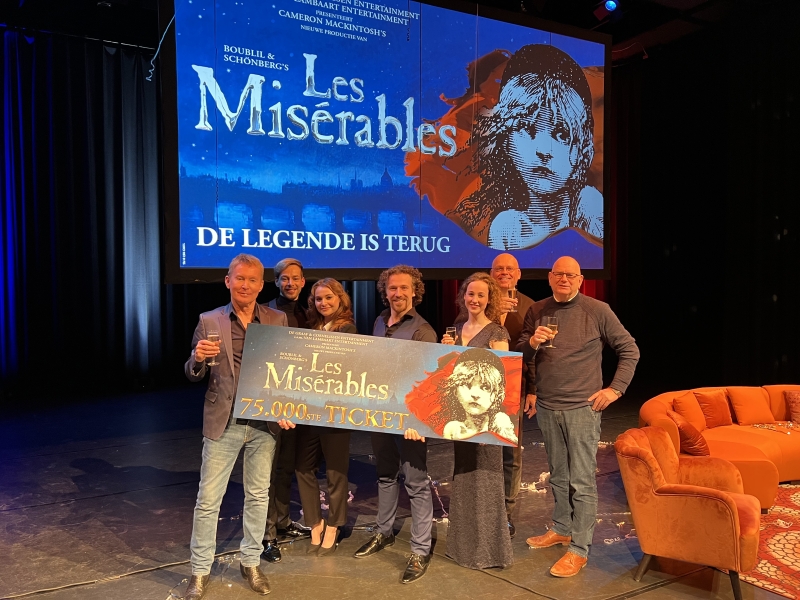 Feature: PRODUCENTEN OVERHANDIGEN 75.000STE TICKET LES MISERABLES AAN BRABANTSE CASTLEDEN at Chassé Theater!  Image