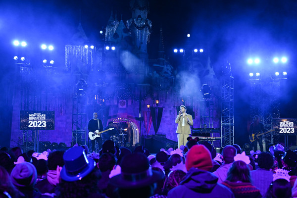 Photos: Ben Platt, Billy Porter & More Celebrate 2023 on NEW YEAR'S ROCKIN' EVE Image