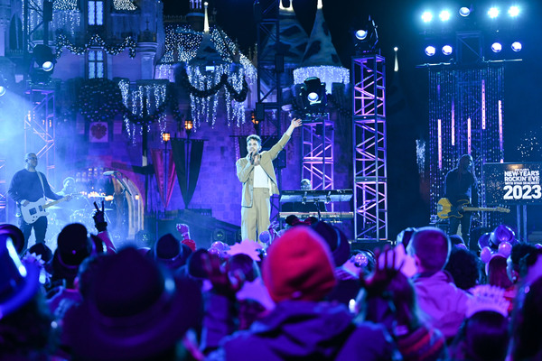 Photos: Ben Platt, Billy Porter & More Celebrate 2023 on NEW YEAR'S ROCKIN' EVE Image