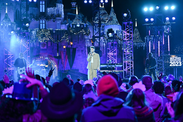 Photos: Ben Platt, Billy Porter & More Celebrate 2023 on NEW YEAR'S ROCKIN' EVE Image
