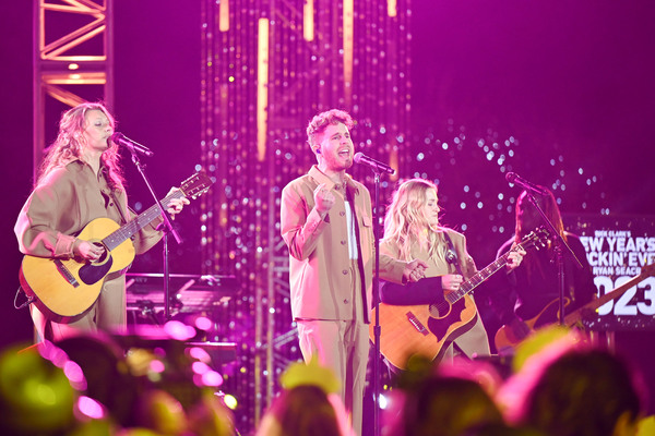 Photos: Ben Platt, Billy Porter & More Celebrate 2023 on NEW YEAR'S ROCKIN' EVE Image