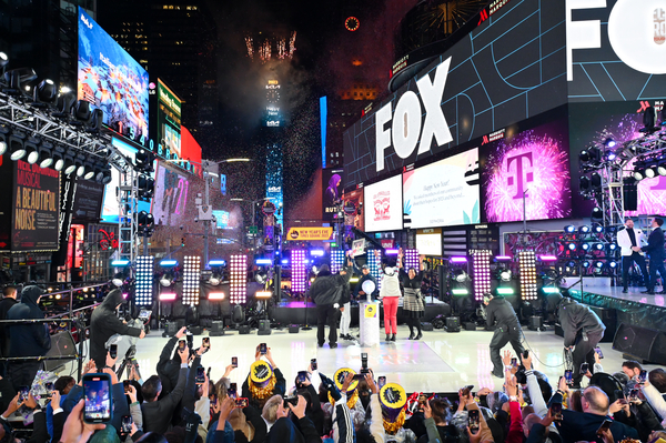 Photos: Ben Platt, Billy Porter & More Celebrate 2023 on NEW YEAR'S ROCKIN' EVE Image