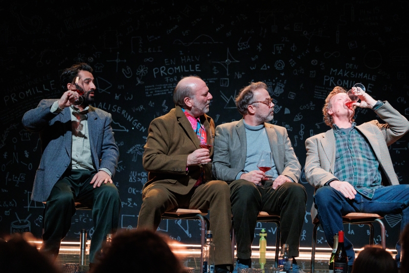 Review: ET GLASS TIL Opens at Christiania Theater Image