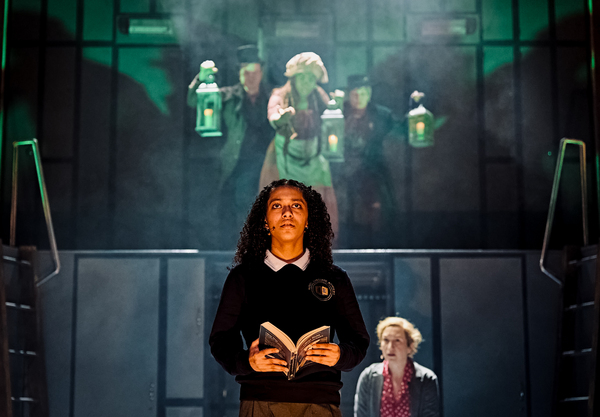 Photos: First Look at the UK Tour of UNEXPECTED TWIST Image