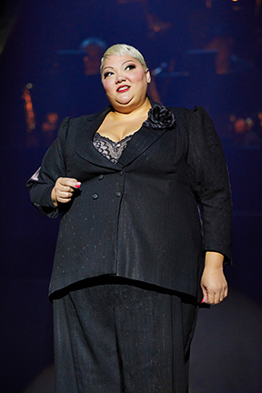 Review: CHICAGO at Straz Center Image