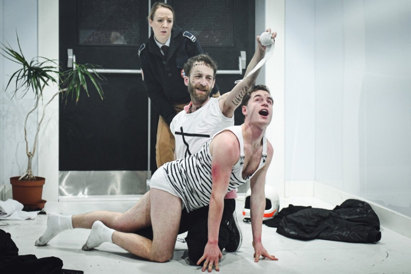 Review: DĚJINY NÁSILÍ odkrývány ve Švandově divadle Image