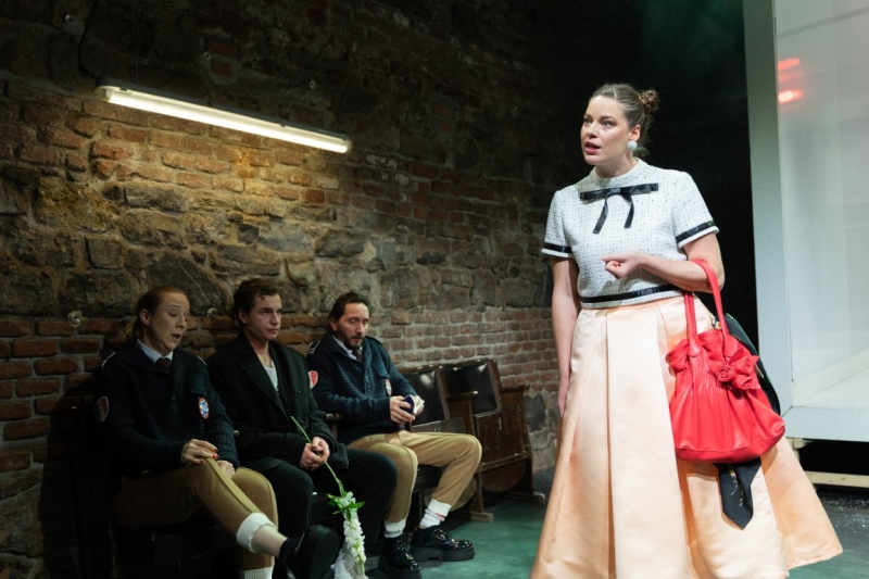 Review: DĚJINY NÁSILÍ odkrývány ve Švandově divadle Image