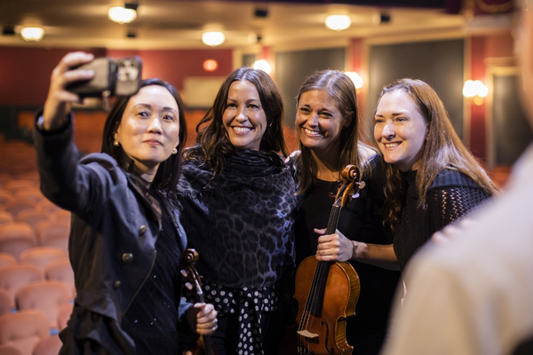 Photos: Alanis Morissette Visits The Cast Of JAGGED LITTLE PILL Backstage At The National Theater Image