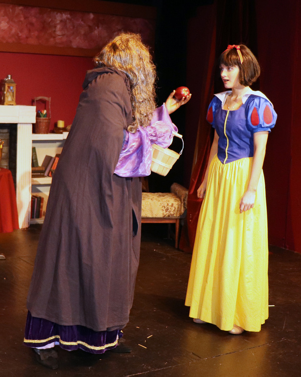 Photos: First Look at SNOW WHITE AND THE SEVEN DWARFS at Sutter Street Theatre Image