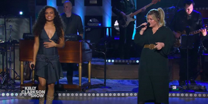 Video: & JULIET's Lorna Courtney & Kelly Clarkson Sing 'Since U Been Gone' on THE KELLY CLARKSON SHOW Video