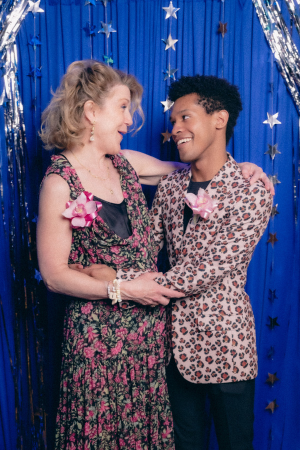 Photos: KIMBERLY AKIMBO Company Poses at 1999 New Jersey Prom Party Image