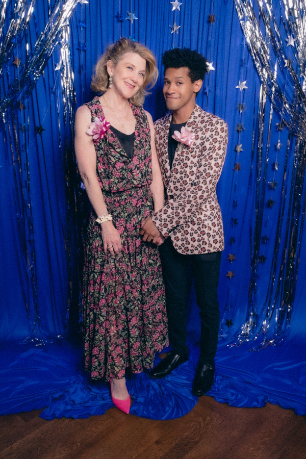 Photos: KIMBERLY AKIMBO Company Poses at 1999 New Jersey Prom Party Image
