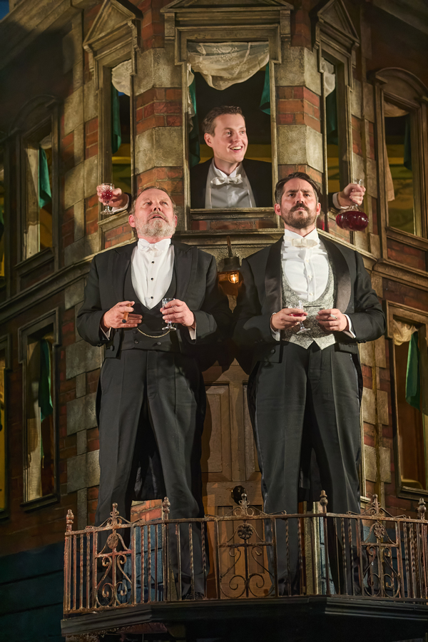 Photos: First Look At The UK Tour Of AN INSPECTOR CALLS Coming To Theatre Royal Glasgow 
